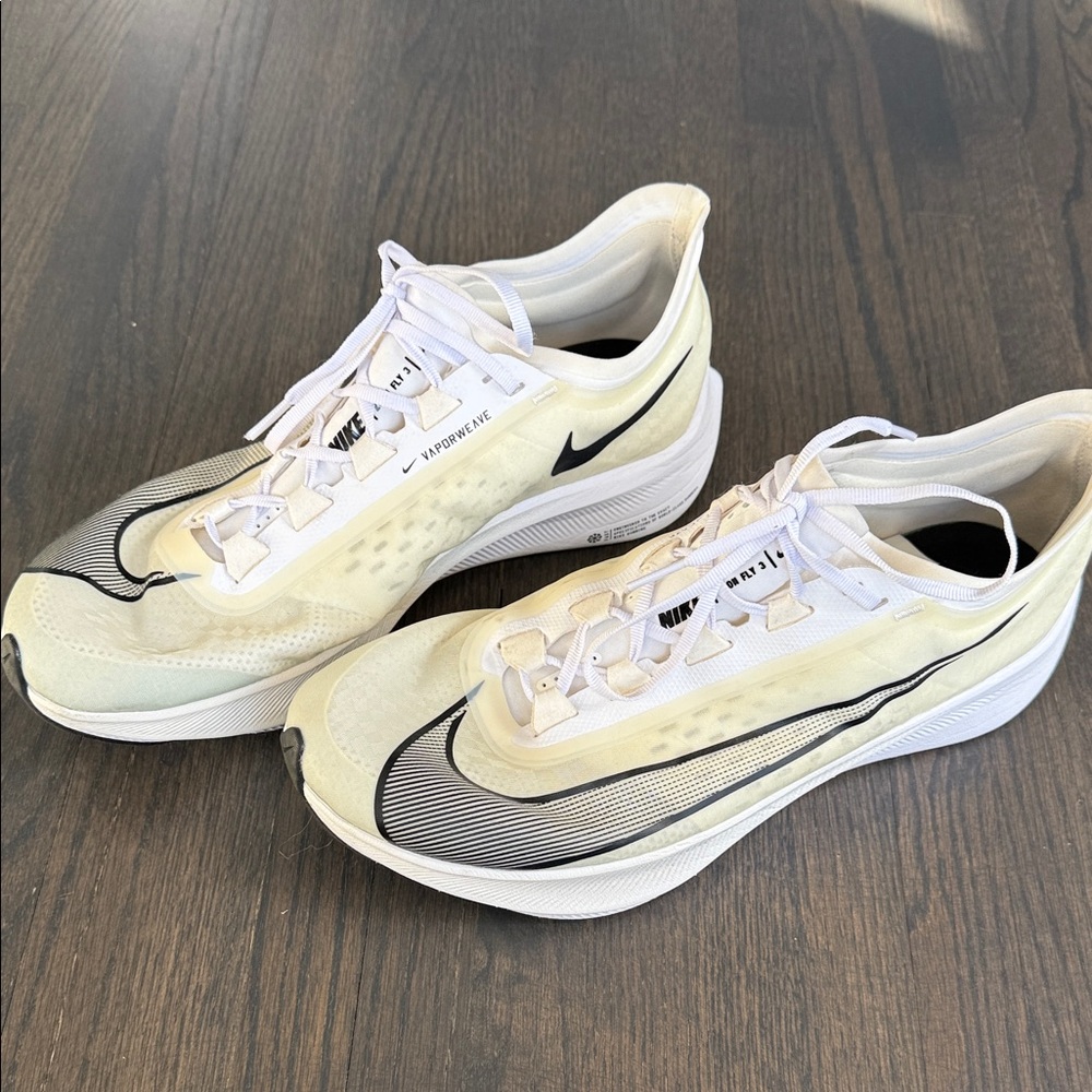 Nike Men's Cream and Black Athletic Shoes